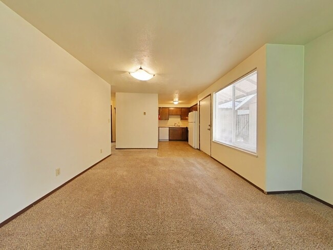 Building Photo - 2 Bedroom Duplex ~ Close to Shops ~ Pet Fr...