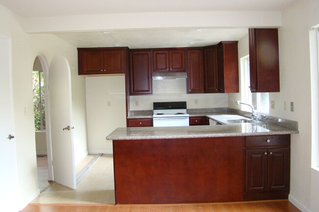 Foto del edificio - 5-Bedroom, laminate floors, new carpet, 1 ...