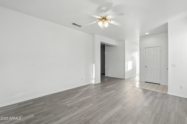 Foto del edificio - 8815 N 66th Ave