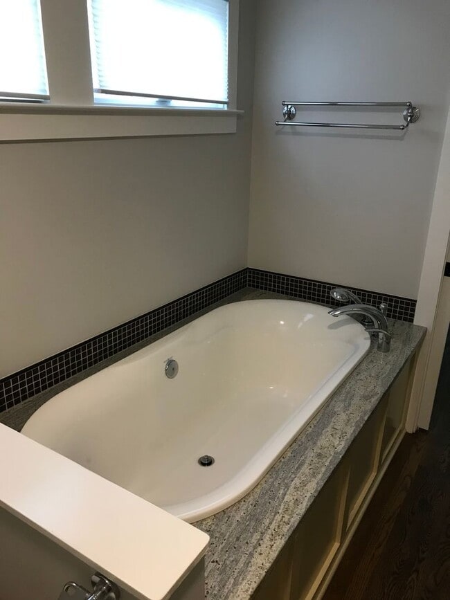 Building Photo - 7200 Airlie Pl