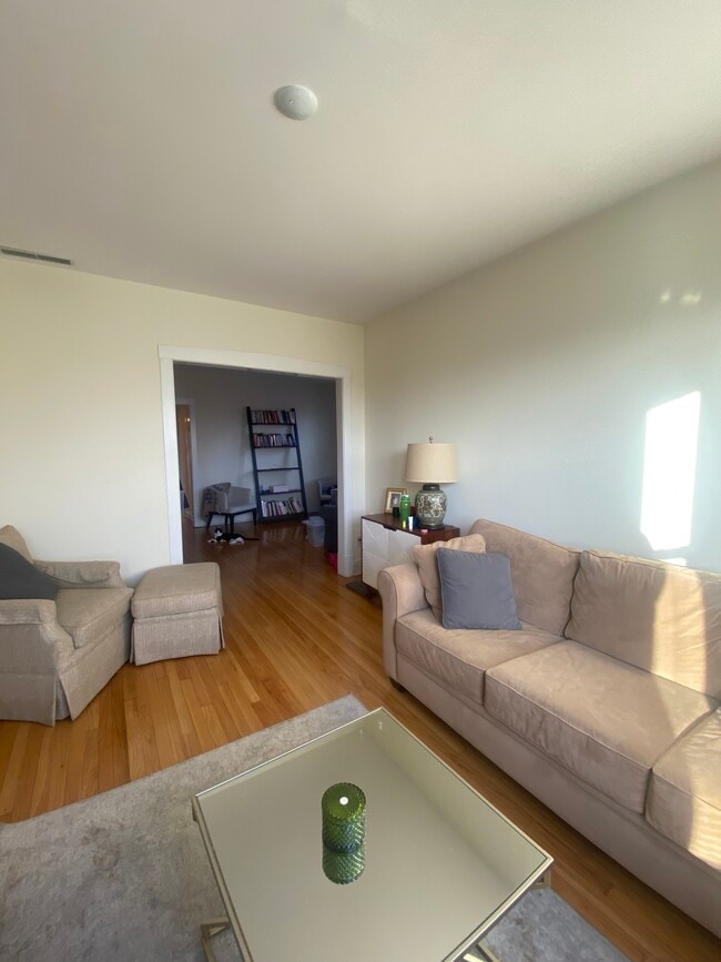 Foto del edificio - 4916 W Cornelia Ave