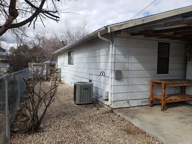 Foto del edificio - Available NOW - North End 3 bed 2 bath with a Fenced Yard