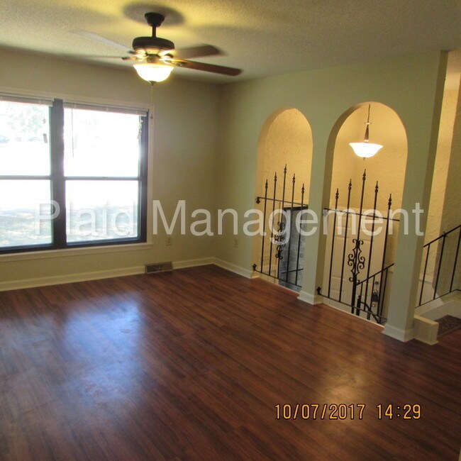 Building Photo - 408 SW Sandstone Dr