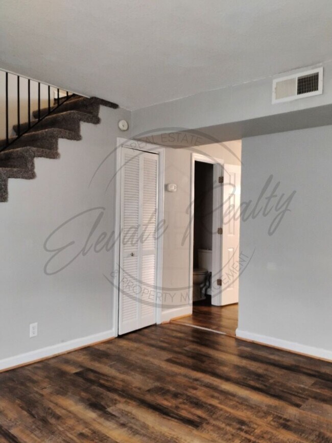 Foto del edificio - Two Bedroom Townhouse in North Nashville!
