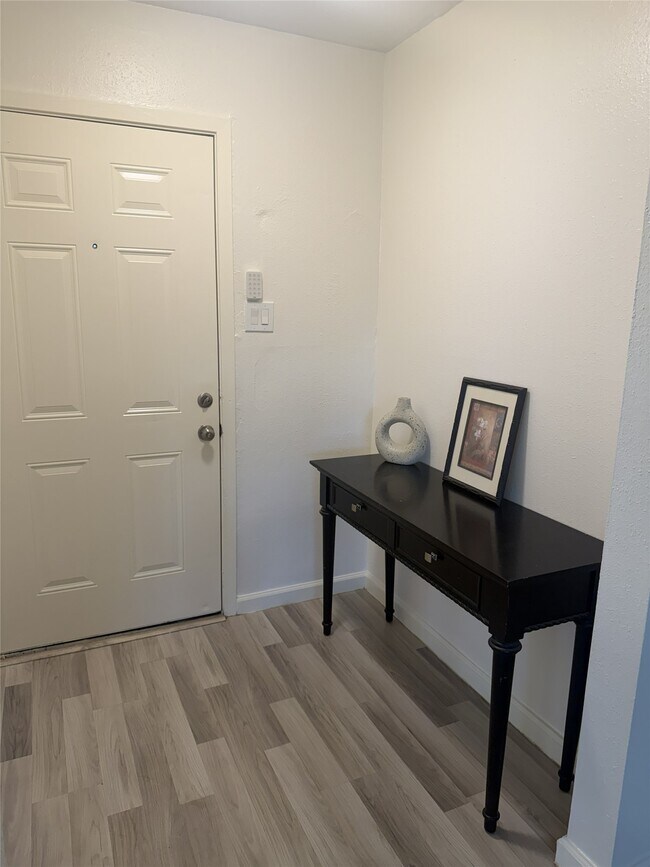 Foto del edificio - 1211 Twining Oaks Ln