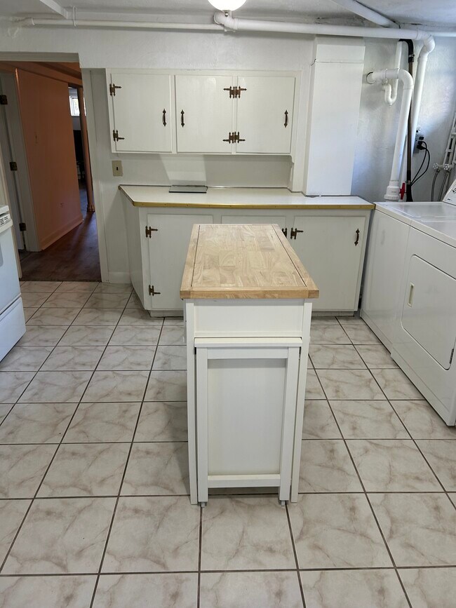 10 North Ave Unit Inlaw, Weston, MA 02493 Apartments in Weston, MA