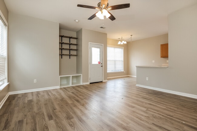 Building Photo - 301 Pimpernel St