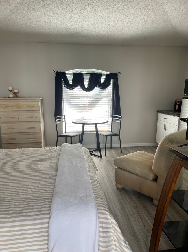 Building Photo - 1061 Jaybee Ave