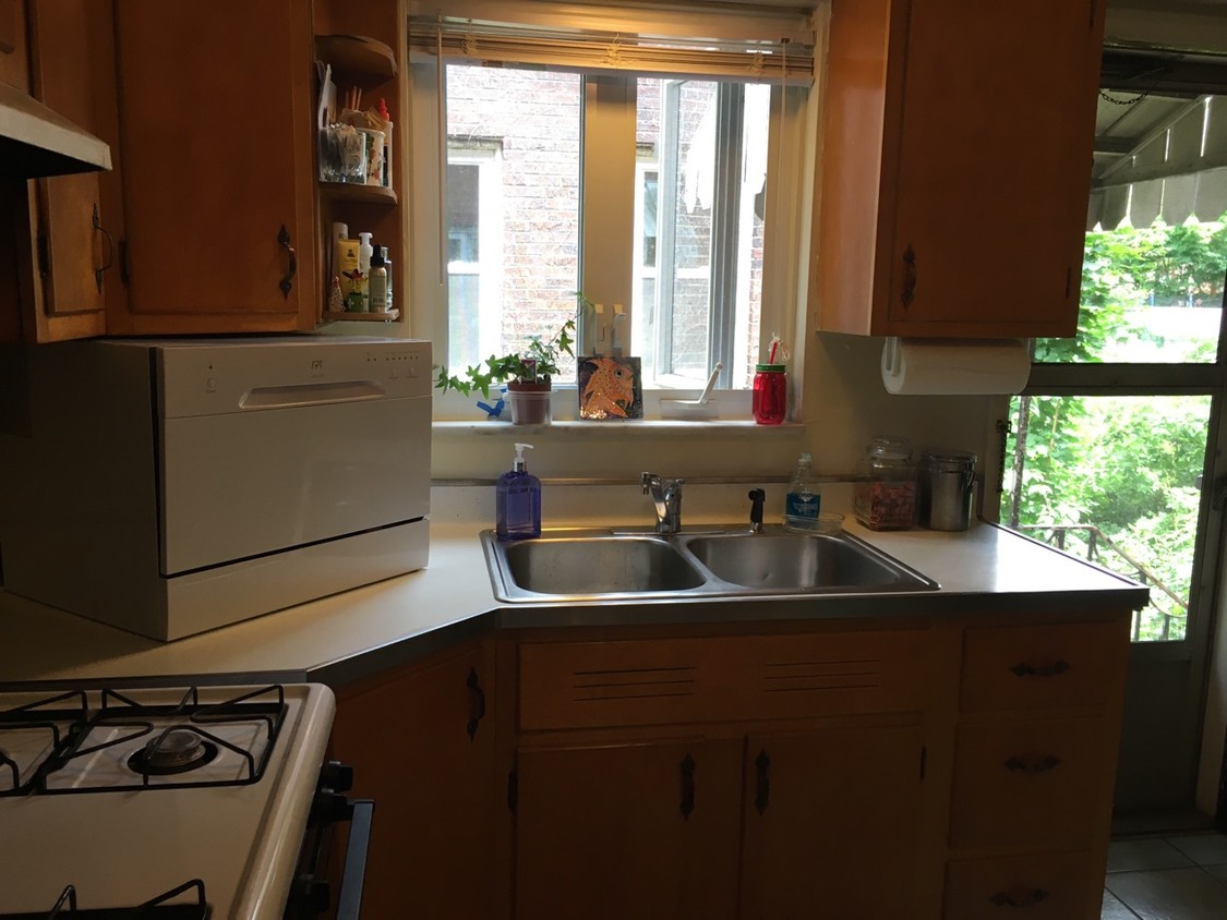 big kitchen - 104 Brilliant Ave
