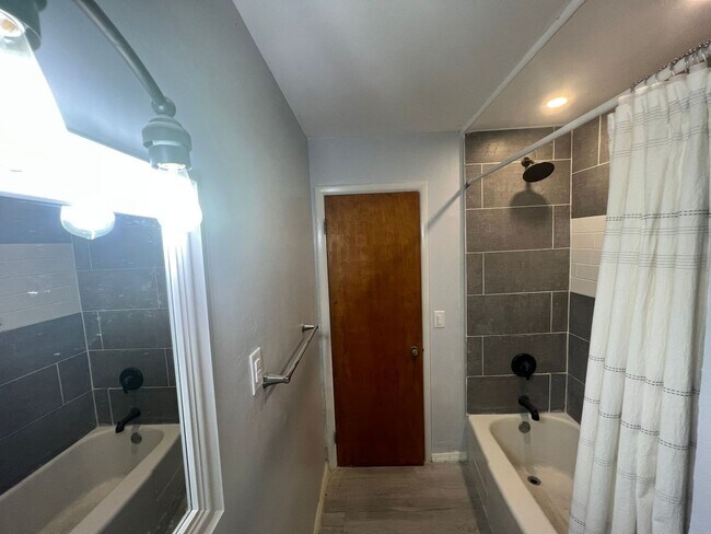 Foto del edificio - 13770 Cedar Rd
