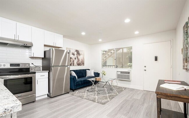 Building Photo - 1 br, 1.5 bath Condo - 235 E River Dr