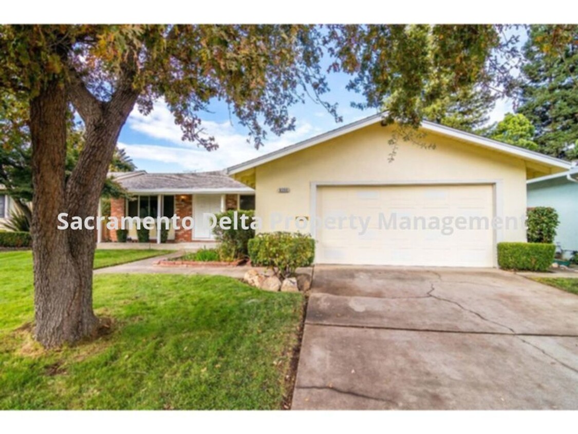 Primary Photo - Spacious 4 bed 2 bath with landscaping inc...