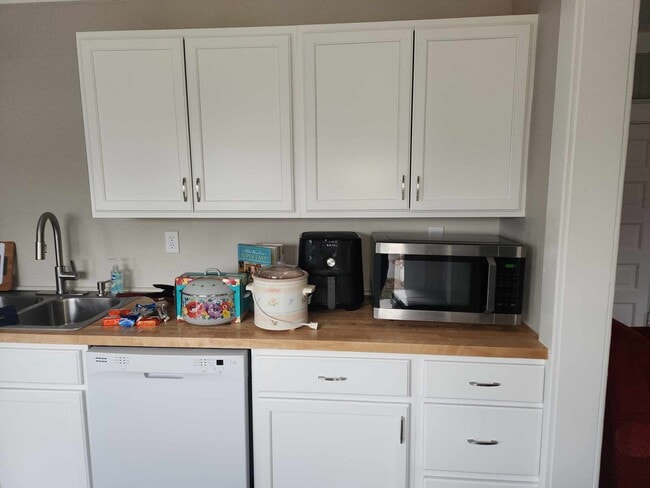 Building Photo - 116 N Summit St