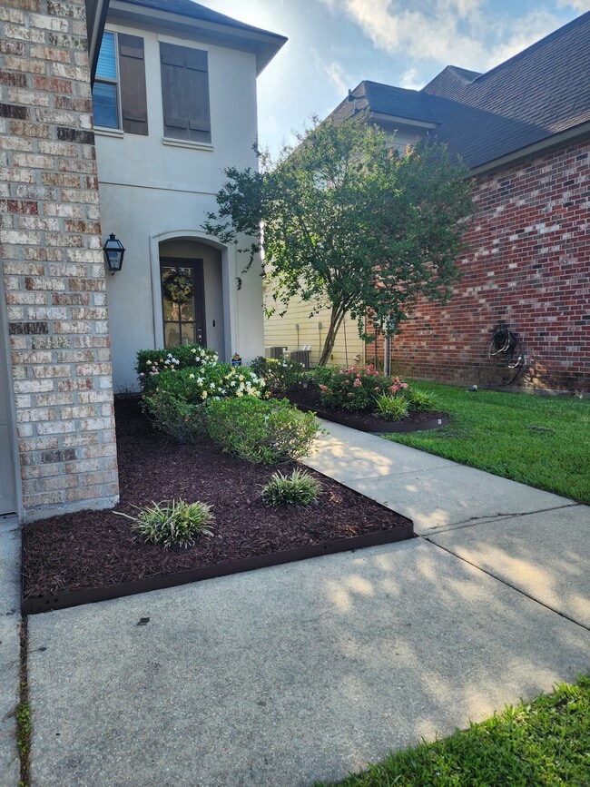 Building Photo - 18145 River Birch Dr