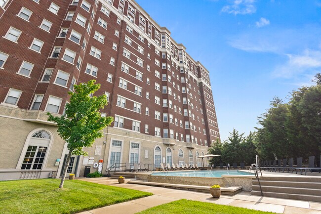 Césped Sur-Piscina - The Marott Apartments