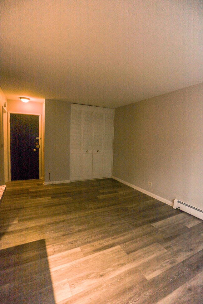 Building Photo - 522 W Briar Pl