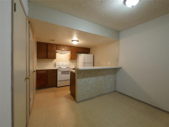 Building Photo - 701 Oakwood Ln