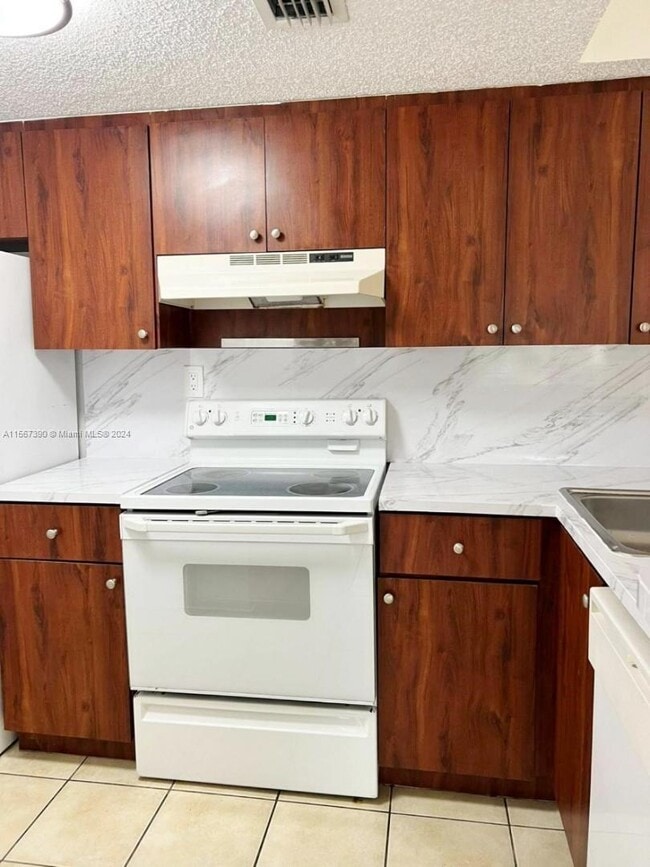 Foto del edificio - 7200 NW 179th St