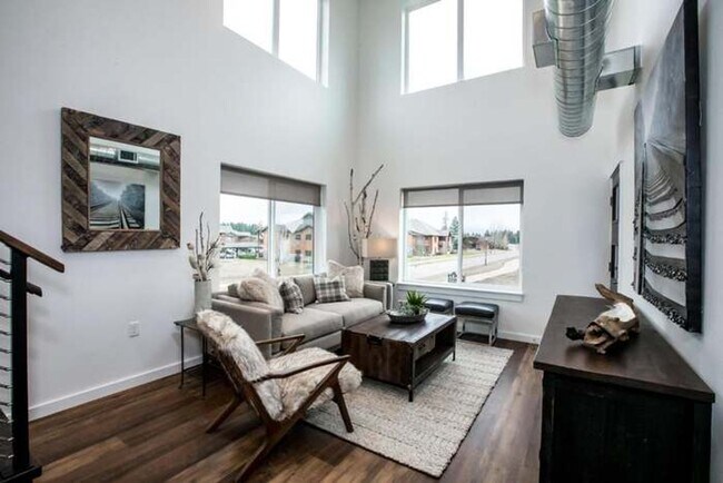 Building Photo - Whitefish Townhome w/ Clubhouse amenities