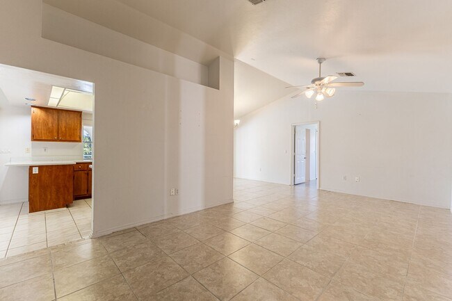 Foto del edificio - Beautiful 3BR 2BA House with Pool in Lehigh Acres MOVE IN SPECIAL 50% OFF FIRST MONTH RENT!