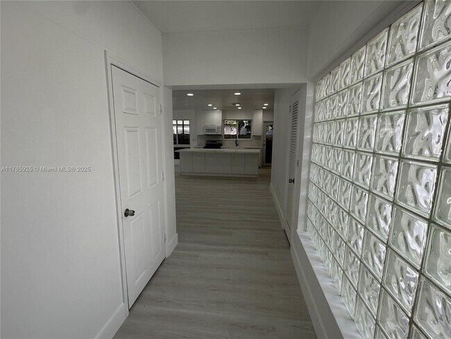 Foto del edificio - 720 NE 70th St