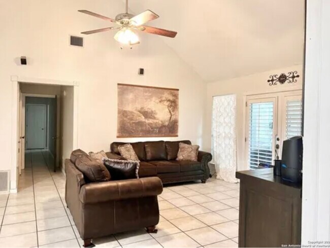 Living room - 111 Oak Creek Dr