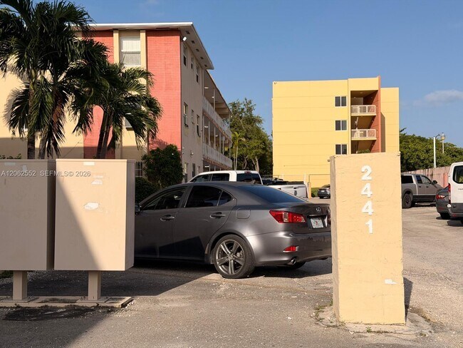 Foto del edificio - 2441 NW 13th St