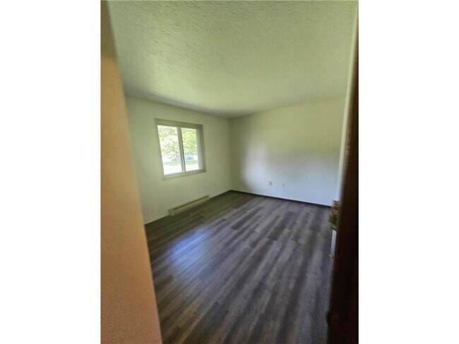 Foto del edificio - 551 Lakeview Rd