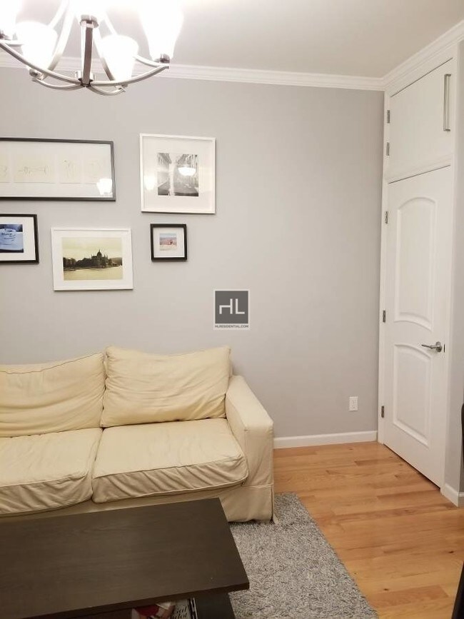 Building Photo - 446 E 3rd St