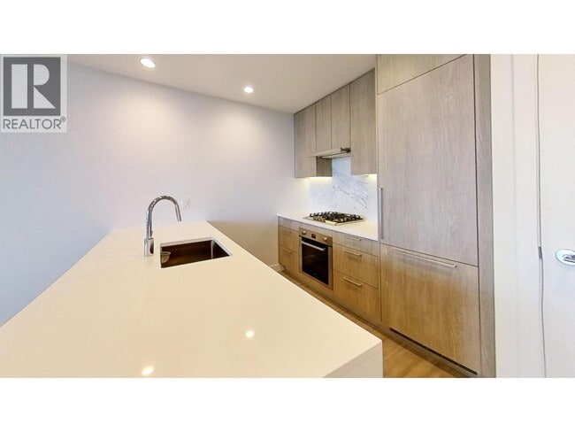 Building Photo - 23xx 6398 SLIVER AVENUE