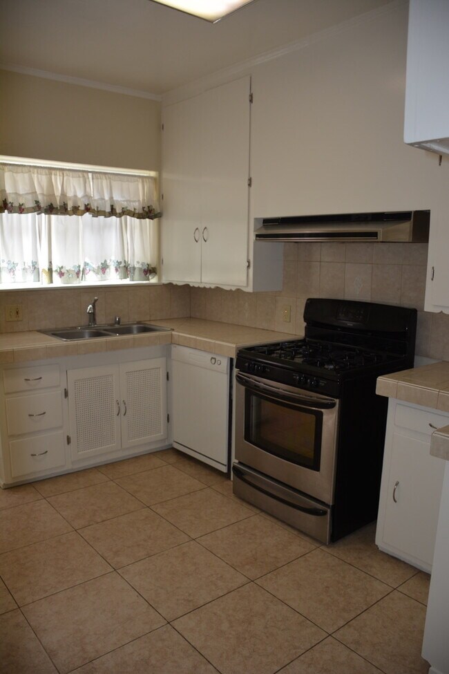 Kitchen - 624 Glenwood Rd