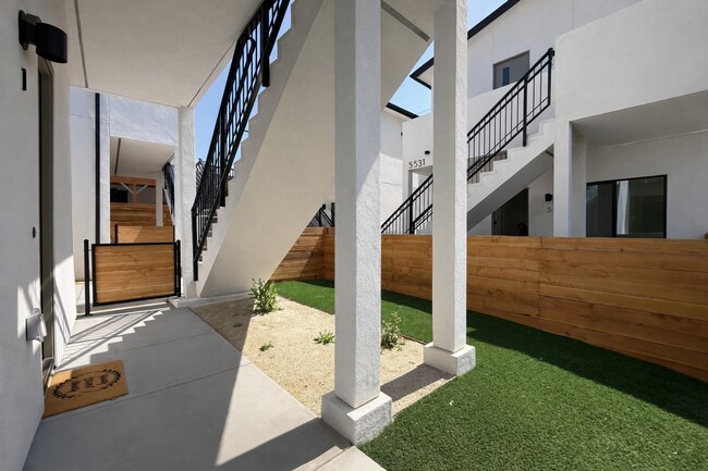 Foto del edificio - 5531 Olvera Ave