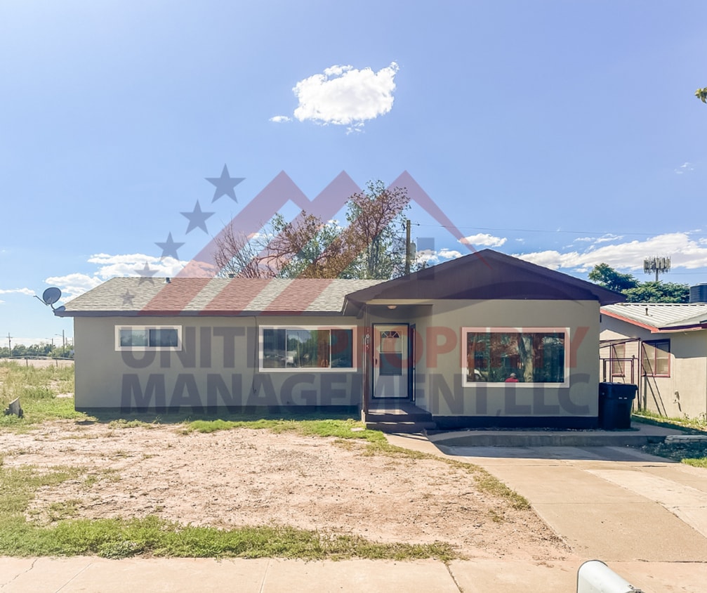 Primary Photo - 4 bedroom for rent in Carlsbad NM