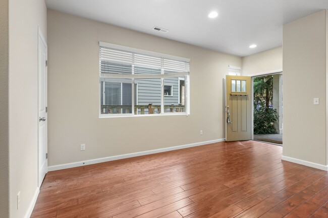 Foto del edificio - New lower price on this move in ready home...