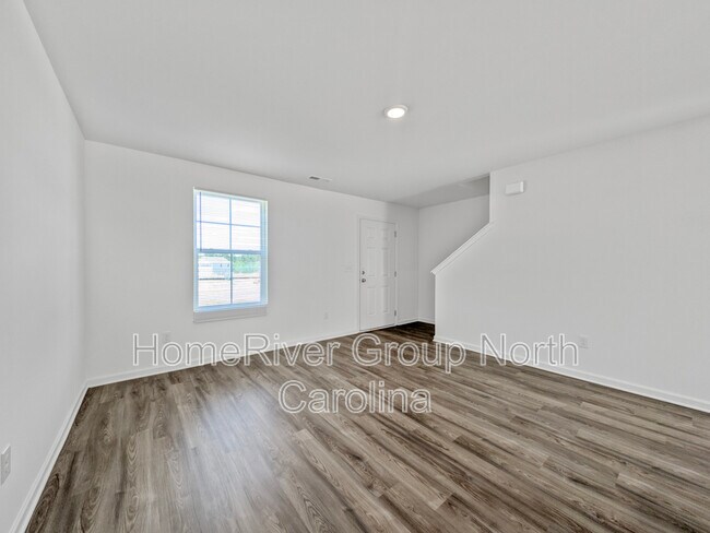 Building Photo - 233 Pine Needle Dr