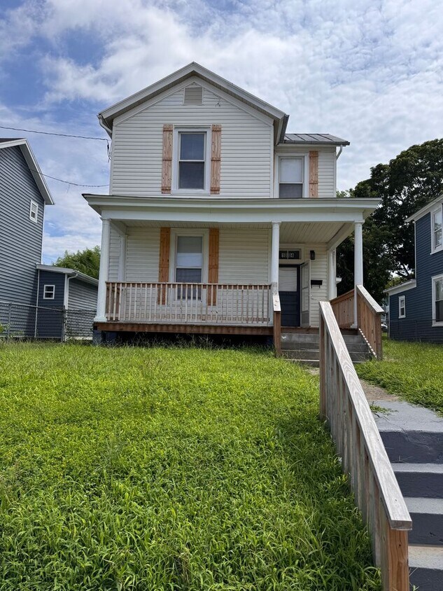 Foto principal - 3 Bedroom || 1 Bathroom Single Family Home