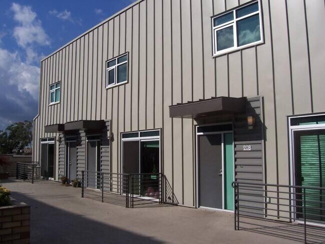 Building Photo - 730 W Doran St