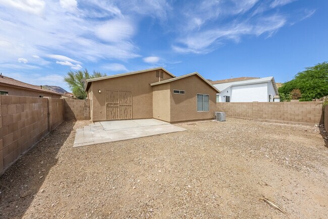 Building Photo - 3644 W Avenida Del Mar