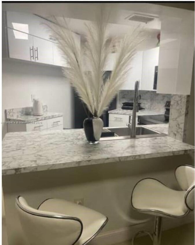 Primary Photo - 9715 Fontainebleau Blvd