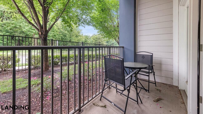 Foto del edificio - 8100 Palisades Cir