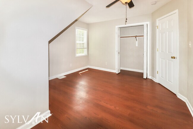 Foto del edificio - The living is easy in this 3 bedroom, 1.5 ...