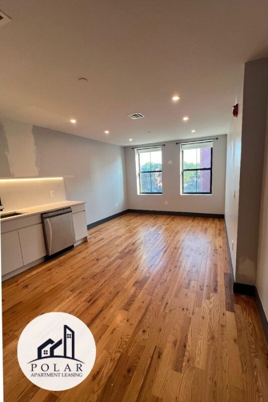 Foto principal - 568 Communipaw Ave