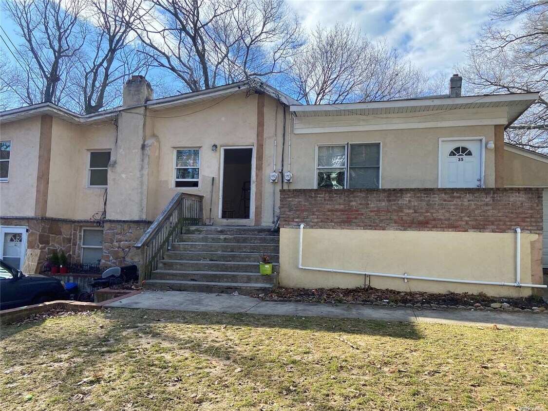 35 Hawthorne Rd, Rocky Point, NY 11778 Townhome Rentals in Rocky