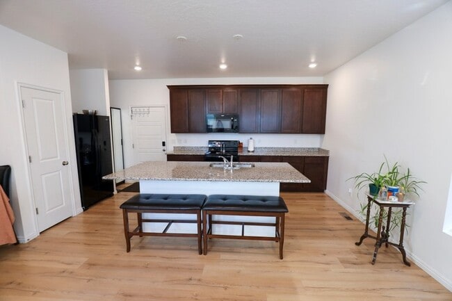 Building Photo - 249 S Meadowbrook Ct