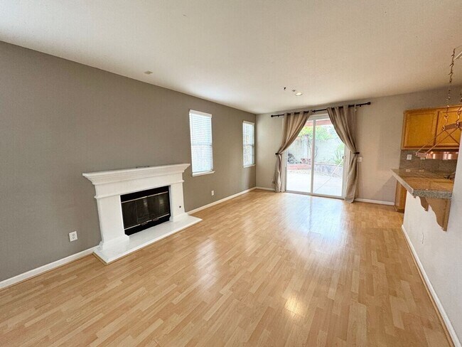 Building Photo - STUNNING & SPACIOUS 4 BEDROOM HOME IN LIVE...