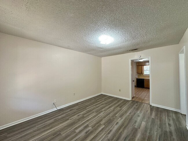 Building Photo - 904 N 7th St
