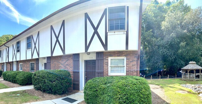 Building Photo - Flexible Lease Term Available for 2 Bed/1.5 Bath Townhome!
