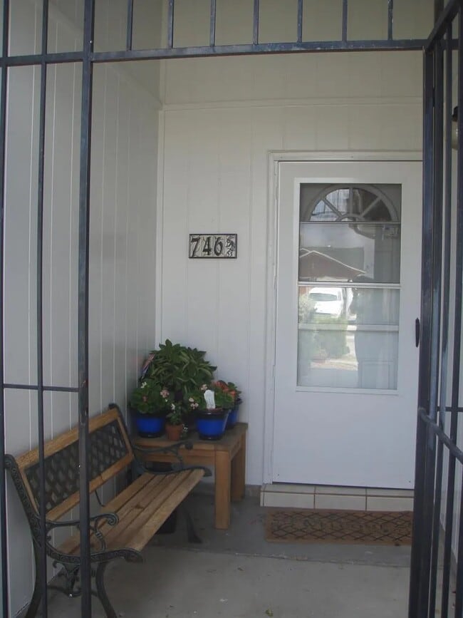 Foto del edificio - 746 Martha Gale Dr