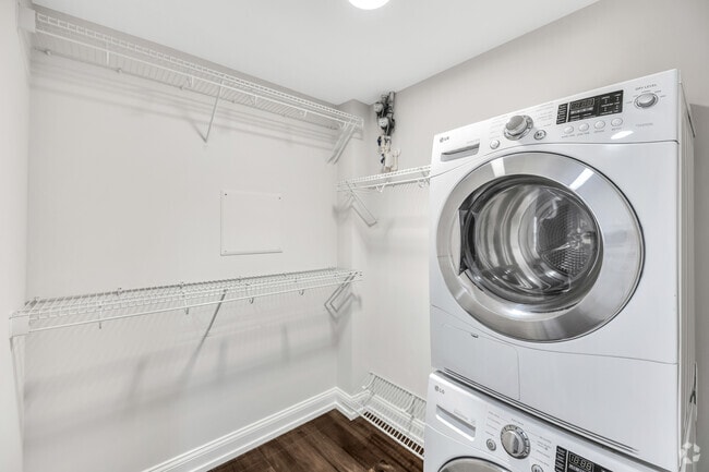 1BR, 1BA - 673SF - Dartmouth - Laundry - The Law Building