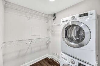 1BR, 1BA - 673SF - Dartmouth - Laundry - The Law Building